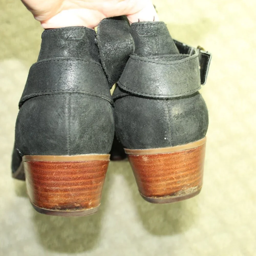 Clarks artisan suede